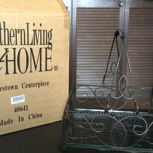 Jamestown Centerpiece